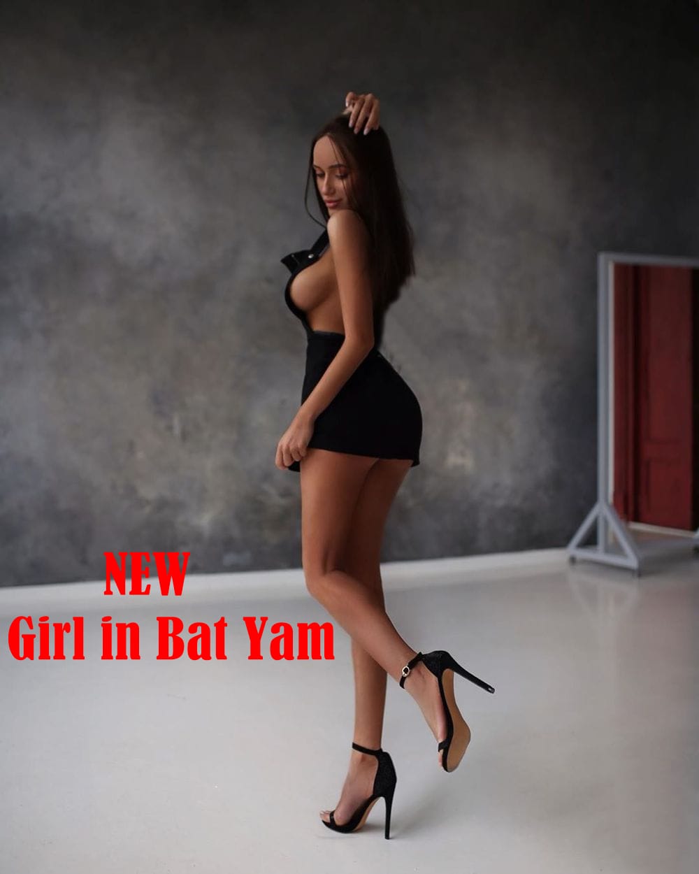 בבת ים- תיירת מחול חטובה