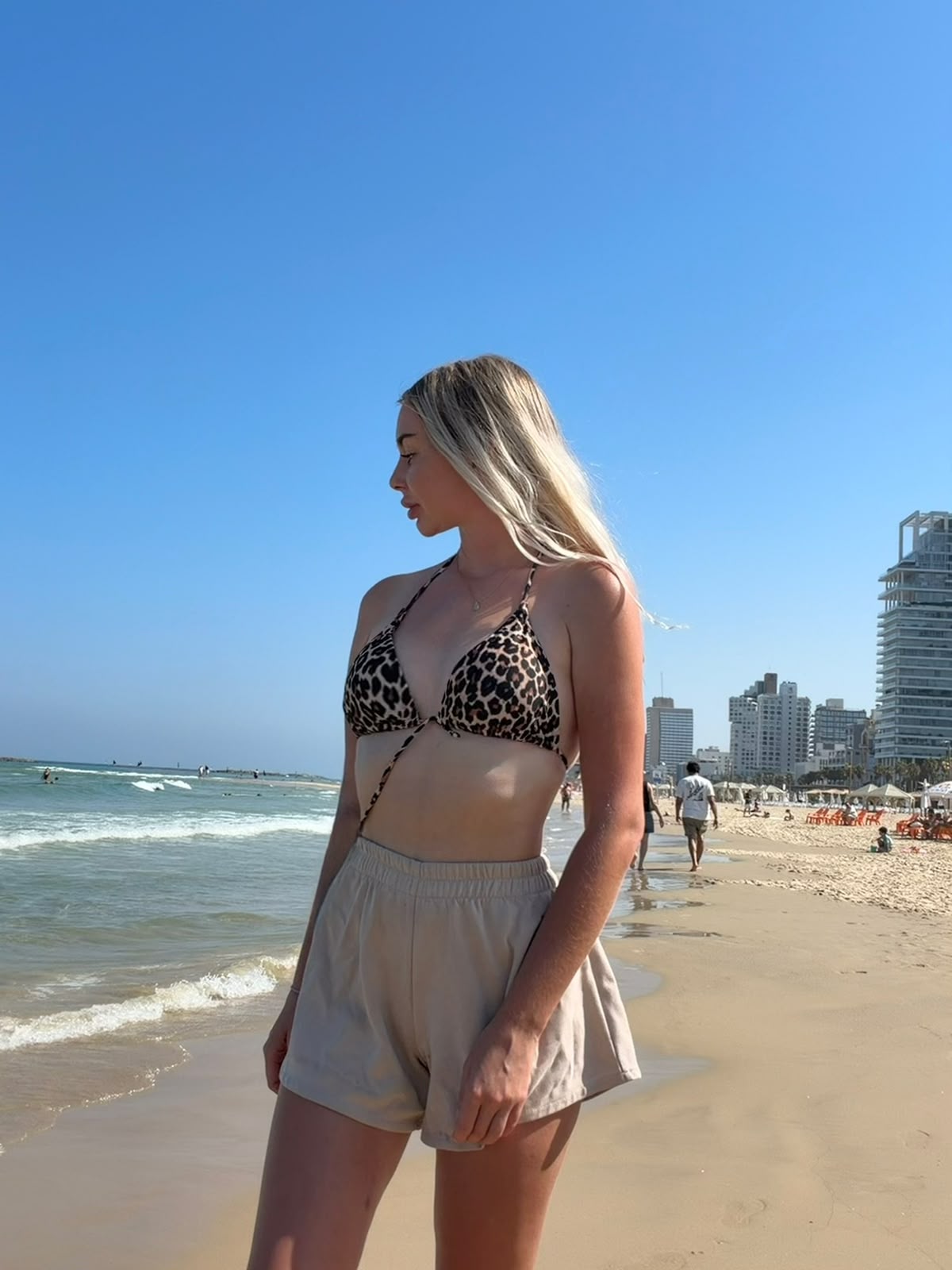 בלונדה בחורה מדליקה – בתל אביב