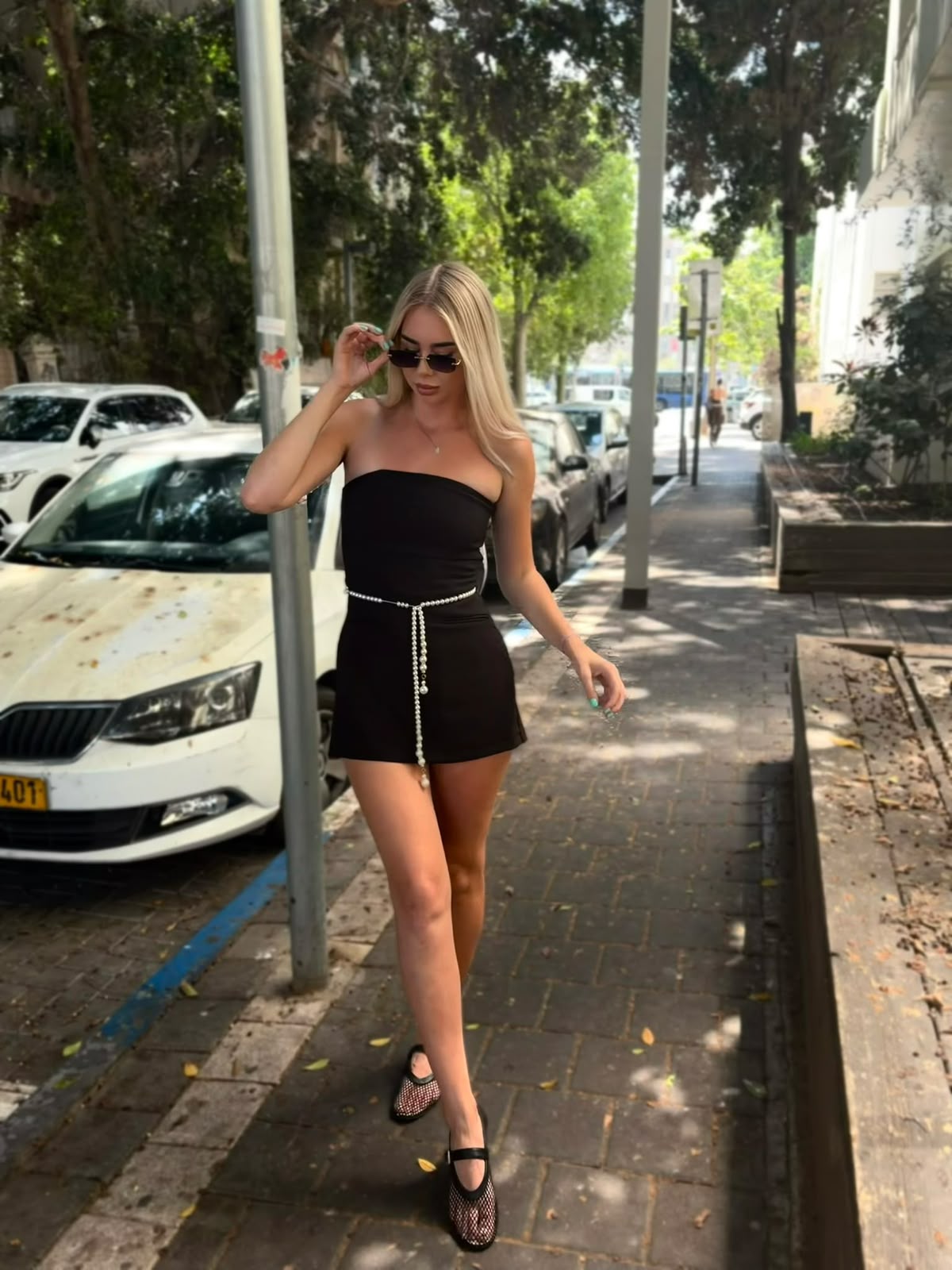 בלונדה בחורה מדליקה – בתל אביב