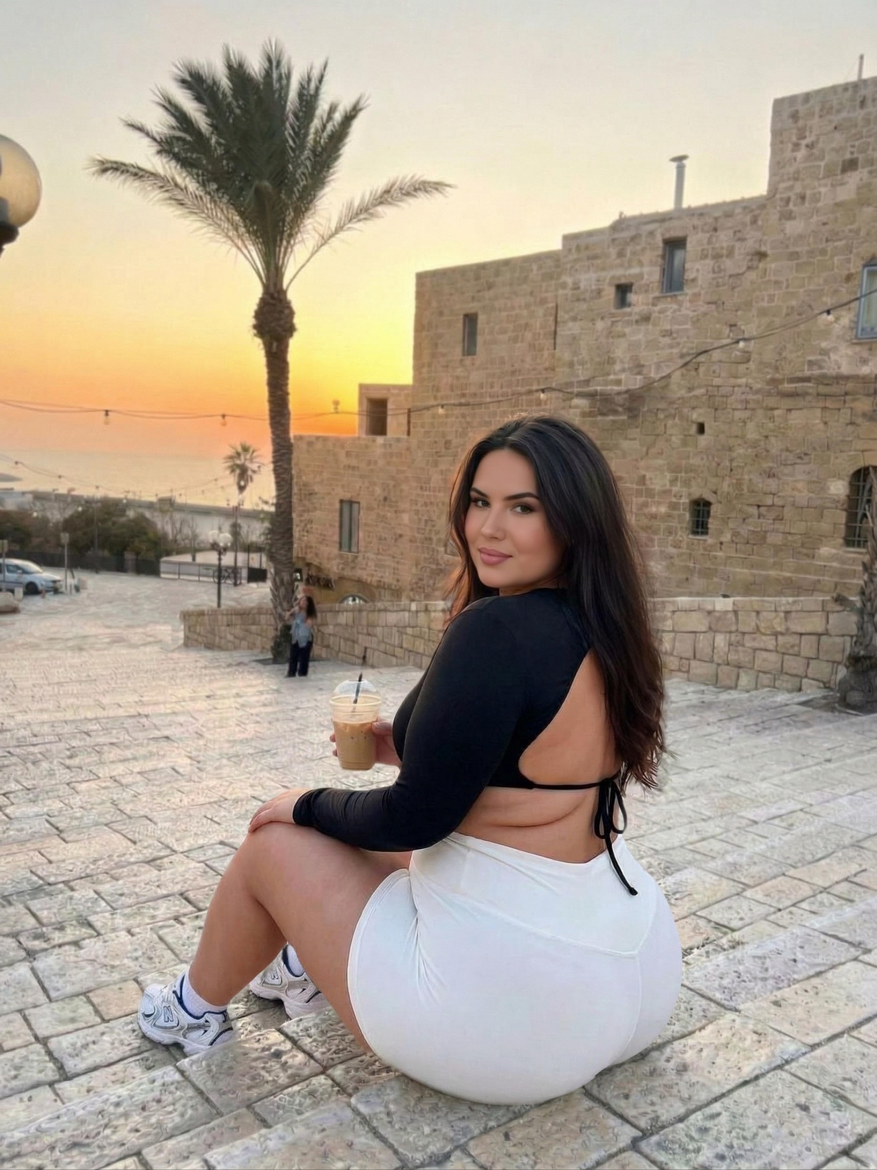בתל אביב – בחורה לטיפול מרגיע מלאה במקומות הנכונים