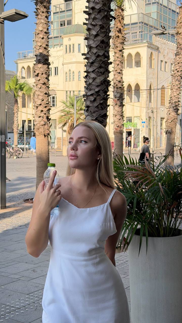 בתל אביב -ספורטיבית בת 22 תיירת רוסיה בלונדינית